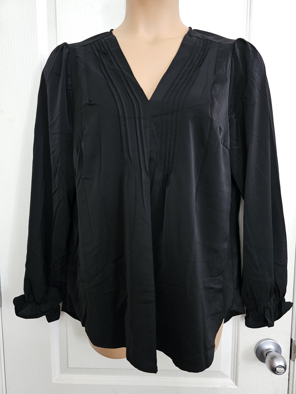 Dokotoo NWT XL Women's Black V-Neck Pleated Long Sleeve Top